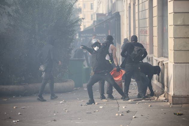 Student Demonstration - Paris Clashes on the sidelines of the students protest against the current state of public education, once again, on October 6, 2026, in Paris, France. They demand more resources for the national education system, and raise against the far right party - le Rassemblement National. Photo by Raphael Lafargue ABACAPRESS.COM Paris France  Copyright: xLafarguexRaphael ABACAx