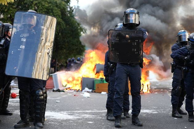 Student Demonstration - Paris Clashes on the sidelines of the students protest against the current state of public education, once again, on October 6, 2026, in Paris, France. They demand more resources for the national education system, and raise against the far right party - le Rassemblement National. Photo by Raphael Lafargue ABACAPRESS.COM Paris France  Copyright: xLafarguexRaphael ABACAx