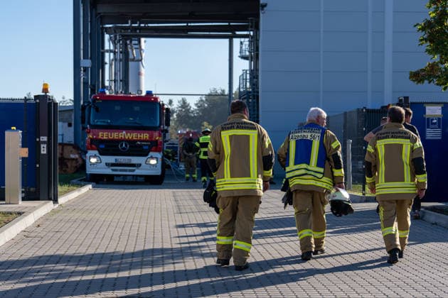Machine Fire in Warehouse Causes Heavy Smoke; Company Building Evacuated On Tuesday, October 6, 2026, a machine fire broke out in Alzenau in the Aschaffenburg district. The fire started in the electrical system of a machine and caused heavy smoke to fill the warehouse and offices.