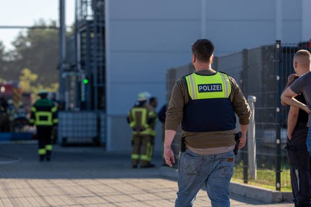 Machine Fire in Warehouse Causes Heavy Smoke; Company Building Evacuated On Tuesday, October 6, 2026, a machine fire broke out in Alzenau in the Aschaffenburg district. The fire started in the electrical system of a machine and caused heavy smoke to fill the warehouse and offices.