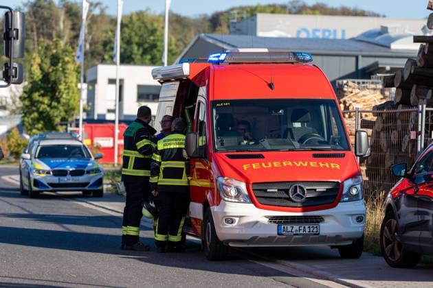 Machine Fire in Warehouse Causes Heavy Smoke; Company Building Evacuated On Tuesday, October 6, 2026, a machine fire broke out in Alzenau in the Aschaffenburg district. The fire started in the electrical system of a machine and caused heavy smoke to fill the warehouse and offices.