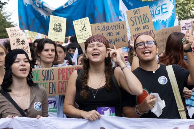 Paris, France October 6, 2026 - Demonstration organized as part of a national day of action launched by high school students. Nationwide student protests and violent school riots have disrupted over 700 secondary schools and led to roughly 5,000 arrests across France. What began in late September 2026 as peaceful blockades in the low-income Paris suburb of Seine-Saint-Denis has rapidly escalated into a major public order crisis for President Emmanuel Macron s government. MANIFESTATION ETUDIANTES, LYCEENS, GREVE, SOCIETE, JEUNES, JEUNESSE, ETUDIANT, Copyright: xVincentxIsorex