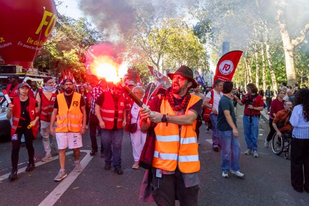 Paris, France October 6, 2026 - Demonstration organized as part of a national day of action launched by high school students. Nationwide student protests and violent school riots have disrupted over 700 secondary schools and led to roughly 5,000 arrests across France. What began in late September 2026 as peaceful blockades in the low-income Paris suburb of Seine-Saint-Denis has rapidly escalated into a major public order crisis for President Emmanuel Macron s government. MANIFESTATION ETUDIANTES, LYCEENS, GREVE, SOCIETE, JEUNES, JEUNESSE, ETUDIANT, Copyright: xVincentxIsorex