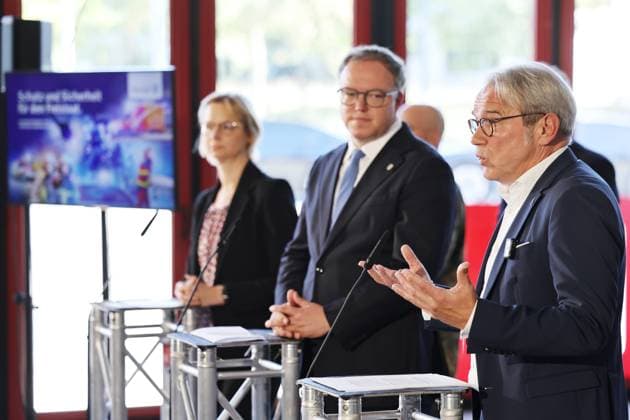 Regierungsmedienkonferenz 06.10.2026, Erfurt, Gefahrenabwehrzentrum Sued, Fahrzeughalle, die Landesregierung besser gegen hybride Bedrohungen, Cyberangriffe und Drohnen absichern, erstmals tritt das Thueringer Sicherheitskabinett zusammen, unter dem Leitgedanken Thueringen resilient machen beraten alle Mitglieder der Landesregierung gemeinsam mit Vertretern der Thueringer Sicherheitsbehoerden (Polizei, Landeskriminalamt, Verfassungsschutz, Landesverwaltungsamt und Landeskommando der Bundeswehr) über 11 Punkte fuer Schutz und Vorsorge Regierungsmedienkonferenz im Anschluss an das Sicherheitskabinett, bei der ueber die wichtigsten Ergebnisse informiert wird im Bild: Finanzministerin Katja Wolf (Thueringen.Gerecht), Ministerpraesident Mario V