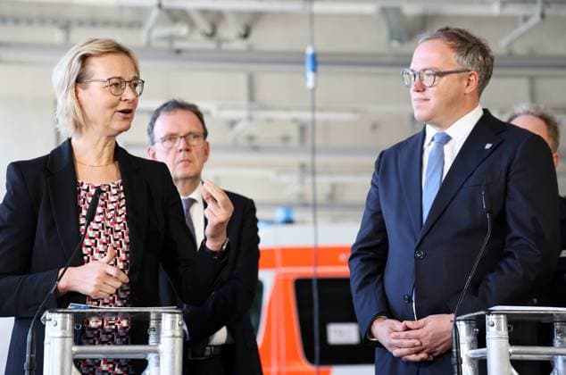Regierungsmedienkonferenz 06.10.2026, Erfurt, Gefahrenabwehrzentrum Sued, Fahrzeughalle, die Landesregierung besser gegen hybride Bedrohungen, Cyberangriffe und Drohnen absichern, erstmals tritt das Thueringer Sicherheitskabinett zusammen, unter dem Leitgedanken Thueringen resilient machen beraten alle Mitglieder der Landesregierung gemeinsam mit Vertretern der Thueringer Sicherheitsbehoerden (Polizei, Landeskriminalamt, Verfassungsschutz, Landesverwaltungsamt und Landeskommando der Bundeswehr) über 11 Punkte fuer Schutz und Vorsorge Regierungsmedienkonferenz im Anschluss an das Sicherheitskabinett, bei der ueber die wichtigsten Ergebnisse informiert wird im Bild: Finanzministerin Katja Wolf (Thueringen.Gerecht) und Ministerpraesident Mar
