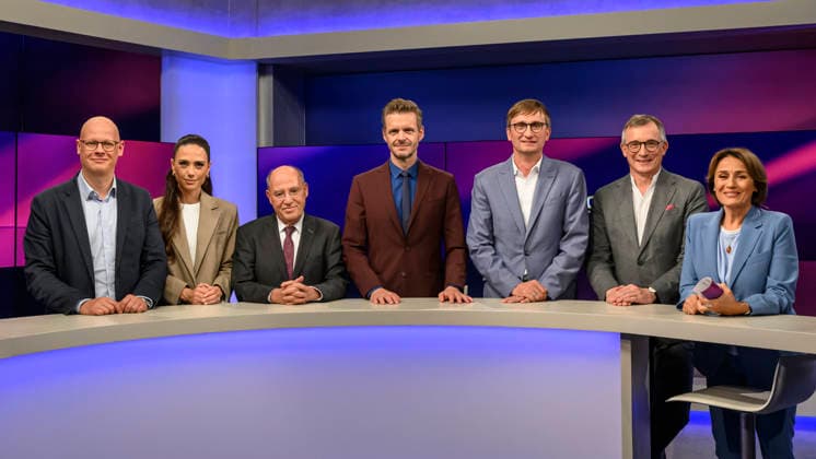 Pictured, from left: Matthias Deiß (ARD), Franca Lehfeldt (entrepreneur and author), Gregor Gysi (Member of the Bundestag for Die Linke), Florian Schroeder (cabaret artist), Sönke Neitzel (military historian), Andreas Rödder (historian and CDU member), Sandra Maischberger, GER, Berlin, studio, Copyright: HMBxMedia UwexKoch