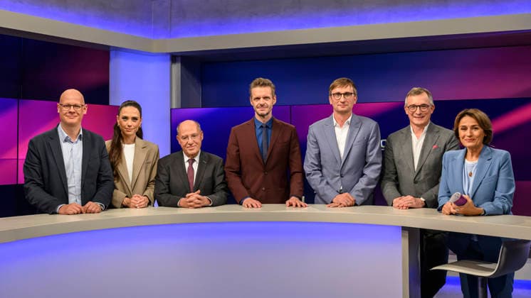 Pictured, from left: Matthias Deiß (ARD), Franca Lehfeldt (entrepreneur and author), Gregor Gysi (Member of the Bundestag for Die Linke), Florian Schroeder (cabaret artist), Sönke Neitzel (military historian), Andreas Rödder (historian and CDU member), Sandra Maischberger, GER, Berlin, studio, Copyright: HMBxMedia UwexKoch
