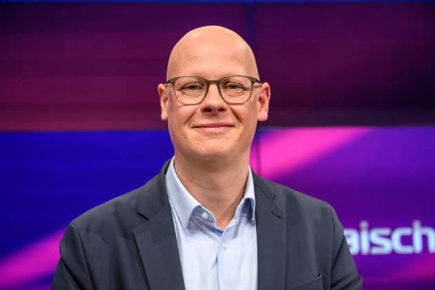 Pictured, from left: Matthias Deiß, ARD, Germany, Berlin, studio, guest on Maischberger, political talk show, TV, program, with host Sandra Maischberger, Das Erste, from Studio 20 in Adlershof, October 6, 2026, Copyright: HMBxMedia UwexKoch