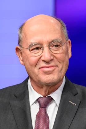 Pictured, from left: Gregor Gysi, Member of the Bundestag for Die Linke, GER, Berlin, studio, guest on Maischberger, political talk show, TV, program, with host Sandra Maischberger, Das Erste, from Adlershof Am Studio 20, October 6, 2026, Copyright: HMBxMedia UwexKoch