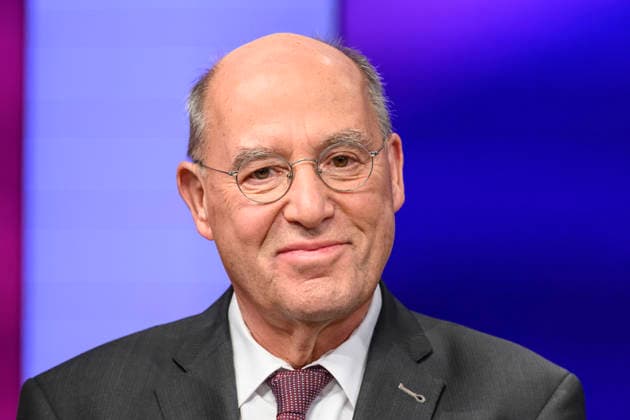 Pictured, from left: Gregor Gysi, Member of the Bundestag for Die Linke, GER, Berlin, studio, guest on Maischberger, political talk show, TV, program, with host Sandra Maischberger, Das Erste, from Adlershof Am Studio 20, October 6, 2026, Copyright: HMBxMedia UwexKoch