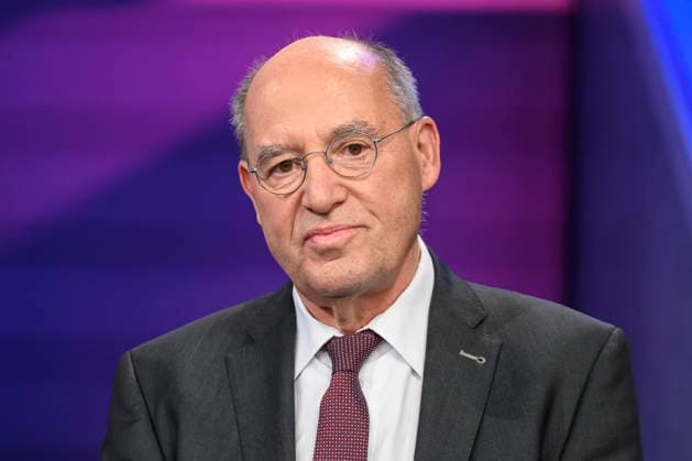Pictured, from left: Gregor Gysi, Member of the Bundestag for Die Linke, GER, Berlin, studio, guest on Maischberger, political talk show, TV, program, with host Sandra Maischberger, Das Erste, from Adlershof Am Studio 20, October 6, 2026, Copyright: HMBxMedia UwexKoch