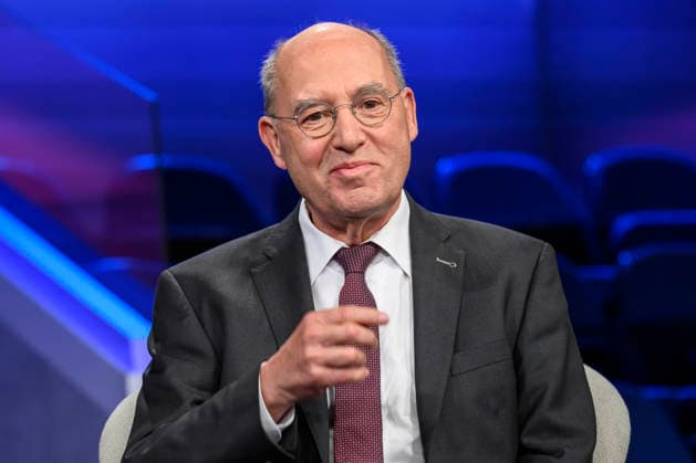Pictured, from left: Gregor Gysi, Member of the Bundestag for Die Linke, GER, Berlin, studio, guest on Maischberger, political talk show, TV, program, with host Sandra Maischberger, Das Erste, from Adlershof Am Studio 20, October 6, 2026, Copyright: HMBxMedia UwexKoch