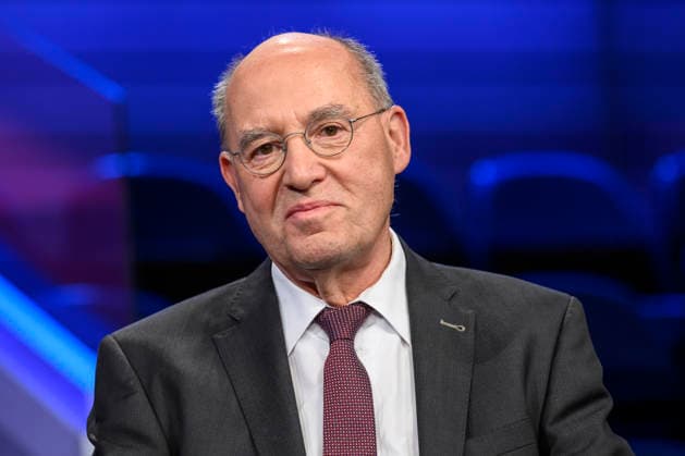 Pictured, from left: Gregor Gysi, Member of the Bundestag for Die Linke, GER, Berlin, studio, guest on Maischberger, political talk show, TV, program, with host Sandra Maischberger, Das Erste, from Adlershof Am Studio 20, October 6, 2026, Copyright: HMBxMedia UwexKoch
