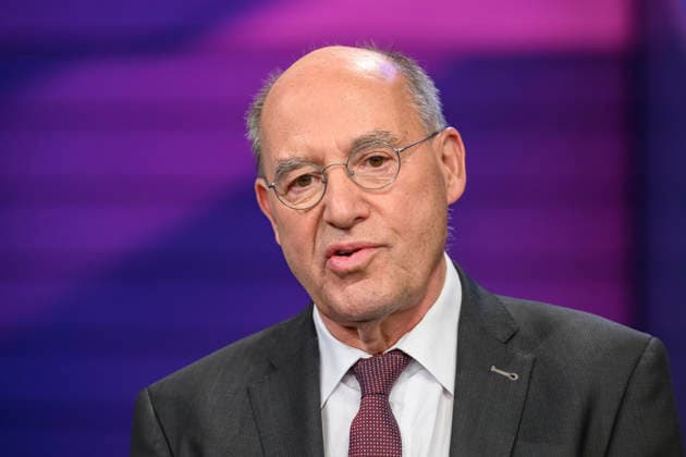 Pictured, from left: Gregor Gysi, Member of the Bundestag for Die Linke, GER, Berlin, studio, guest on Maischberger, political talk show, TV, program, with host Sandra Maischberger, Das Erste, from Adlershof Am Studio 20, October 6, 2026, Copyright: HMBxMedia UwexKoch
