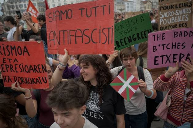 October 6, 2026, Bayonne, Lapurdi, France: BAYONNE, FRANCE, OCTOBER 6, 2026: Students joined by trade unions, education workers and supporters demonstrate in central Bayonne over shortages of staff and resources in France s public education system and what organizers describe as police repression of the student movement. The rally forms part of nationwide protests that have seen students blockade hundreds of schools since September, demanding more teachers, smaller classes and improved conditions in educational facilities. Bayonne France - ZUMAq101 20261006_zna_q101_167 Copyright: xGarixGaraialdex
