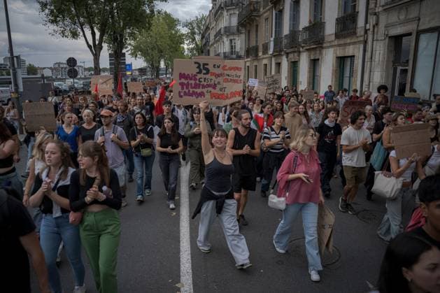 October 6, 2026, Bayonne, Lapurdi, France: BAYONNE, FRANCE, OCTOBER 6, 2026: Students joined by trade unions, education workers and supporters demonstrate in central Bayonne over shortages of staff and resources in France s public education system and what organizers describe as police repression of the student movement. The rally forms part of nationwide protests that have seen students blockade hundreds of schools since September, demanding more teachers, smaller classes and improved conditions in educational facilities. Bayonne France - ZUMAq101 20261006_zna_q101_172 Copyright: xGarixGaraialdex