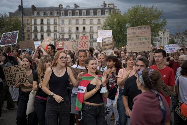 Students rally over education conditions in Bayonne BAYONNE, FRANCE, OCTOBER 6, 2026: Students joined by trade unions, education workers and supporters demonstrate in central Bayonne over shortages of staff and resources in France s public education system and what organizers describe as police repression of the student movement. The rally forms part of nationwide protests that have seen students blockade hundreds of schools since September, demanding more teachers, smaller classes and improved conditions in educational facilities. Bayonne Lapurdi France Copyright: x xGarixGaraialdex xJNAxPressx