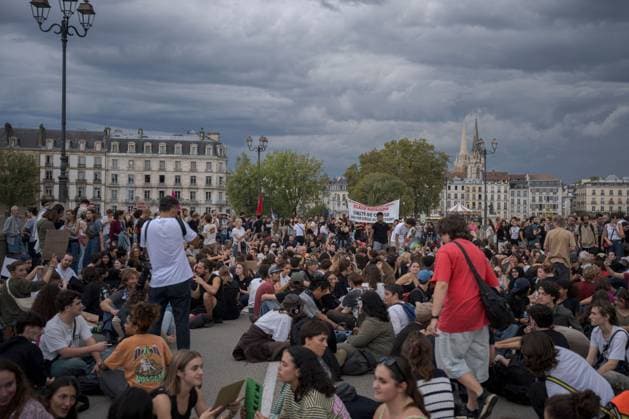 Students rally over education conditions in Bayonne BAYONNE, FRANCE, OCTOBER 6, 2026: Students joined by trade unions, education workers and supporters demonstrate in central Bayonne over shortages of staff and resources in France s public education system and what organizers describe as police repression of the student movement. The rally forms part of nationwide protests that have seen students blockade hundreds of schools since September, demanding more teachers, smaller classes and improved conditions in educational facilities. Bayonne Lapurdi France Copyright: x xGarixGaraialdex xJNAxPressx