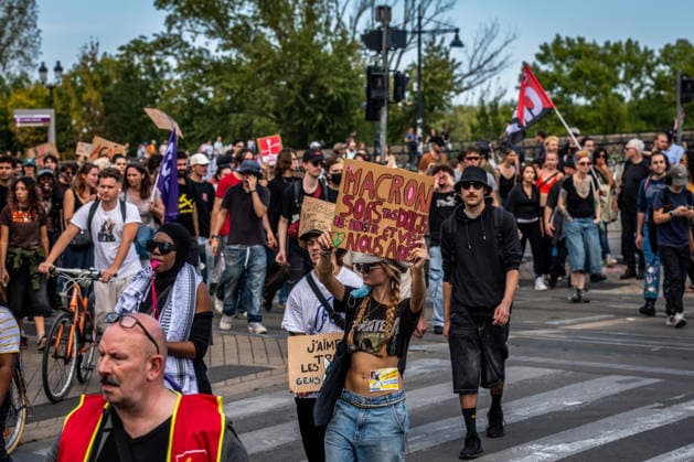 October 6, 2026, Bordeaux, Nouvelle-Aquitaine, France: On October 6, 2026, nearly 9,000 people march through Bordeaux. Initially called around social demands, the demonstration takes on a strong high school student character as large numbers of young people join. Bordeaux France  - ZUMAh207 20261006_zip_h207_005 Copyright: xFabricexHebertx