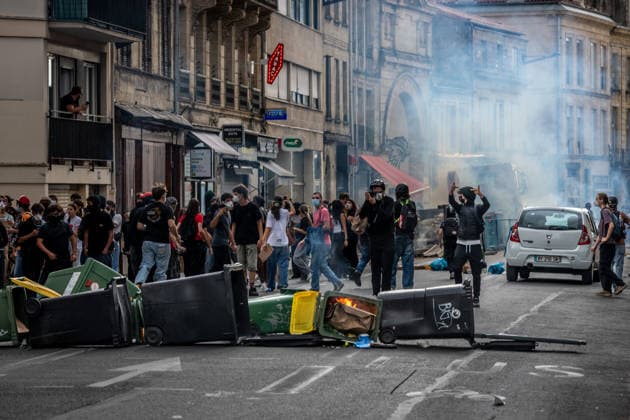 October 6, 2026, Bordeaux, Nouvelle-Aquitaine, France: On October 6, 2026, nearly 9,000 people march through Bordeaux. Initially called around social demands, the demonstration takes on a strong high school student character as large numbers of young people join. Bordeaux France  - ZUMAh207 20261006_zip_h207_019 Copyright: xFabricexHebertx