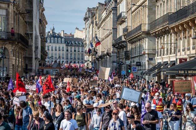 October 6, 2026, Bordeaux, Nouvelle-Aquitaine, France: On October 6, 2026, nearly 9,000 people march through Bordeaux. Initially called around social demands, the demonstration takes on a strong high school student character as large numbers of young people join. Bordeaux France - ZUMAh207 20261006_zip_h207_016 Copyright: xFabricexHebertx