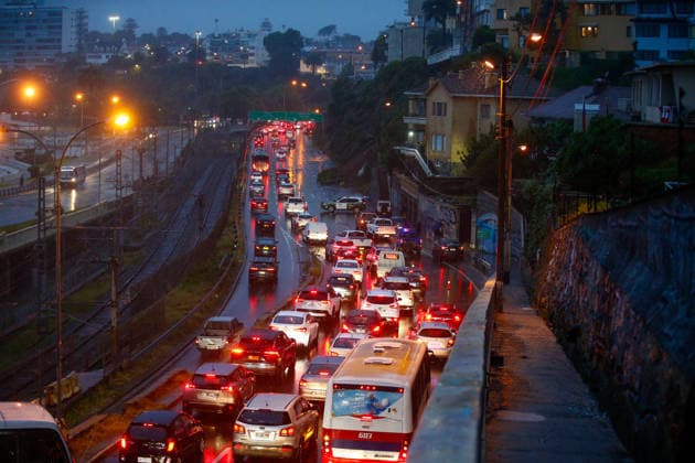 Vina del Mar, October 6, 2026 A landslide of earth and rocks affected Avenida Espana, between the Capuchinos Bridge and Caleta Abarca, caused by the severe weather system affecting the region. The landslide has closed a road to vehicular traffic. Manuel Lema Aton Chile, Vina del Mar, Chile Aton 1197171  Copyright: MANUELxLEMA ATONxCHILE