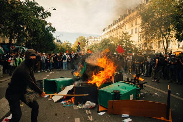 Paris Students Protest Education Conditions A demonstrator moves beside a burning barricade as flames rise from street furniture in Paris, France, on October 6, 2026. France s Interior Ministry said 256,000 people marched nationwide, including 56,000 in Paris, during the student-led day of action over school conditions. High school students called for more education funding and staff, smaller classes and improved facilities, with teachers, parents and unions joining demonstrations. Paris Ile de France France Copyright: xDavoodxMaeilix