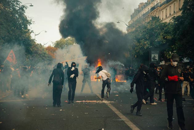 Paris Students Protest Education Conditions Demonstrators move through smoke as a fire burns farther down the street in Paris, France, on October 6, 2026. France s Interior Ministry said 256,000 people marched nationwide, including 56,000 in Paris, during the student-led day of action over school conditions. High school students called for more education funding and staff, smaller classes and improved facilities, with teachers, parents and unions joining demonstrations. Paris Ile de France France Copyright: xDavoodxMaeilix