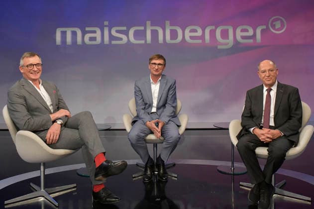 Andreas Rödder, Sönke Neitzel, and Gregor Gysi on the ARD talk show *maischberger* at the studio in Berlin-Adlershof, Berlin, October 6, 2026 Foto:xM.xBehrensx xFuturexImagex maischberger0610_6035