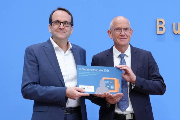 Federal Press Conference, Presentation of the Study on the Security of Artificial Intelligence in the German Economy: Thomas Caspers, together with Dr. Dirk Stenkamp, holding a copy of the study during the presentation of the study on the security of artificial intelligence in the German economy. Risks, AI s