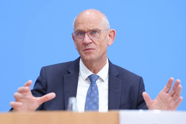 Federal Press Conference, Presentation of the Study on the Security of Artificial Intelligence in the German Economy: Dr. Dirk Stenkamp, President of TÜV, uses emphatic gestures while presenting the study on the security of artificial intelligence in the German economy, highlighting risks, AI security incidents, and protecti