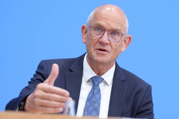 Federal Press Conference, Presentation of the Study on the Security of Artificial Intelligence in the German Economy: Dr. Dirk Stenkamp, President of TÜV, uses emphatic gestures while presenting the study on the security of artificial intelligence in the German economy, highlighting risks, AI security incidents, and protecti