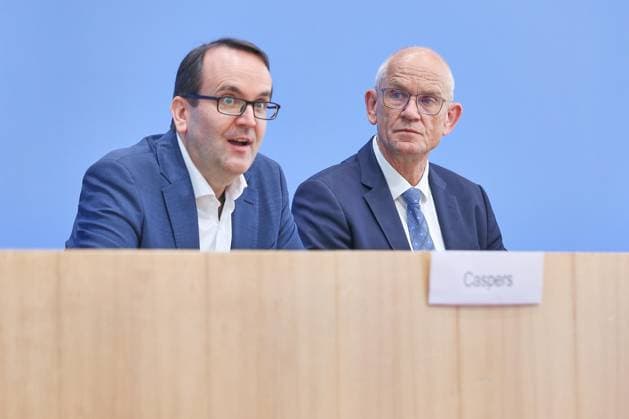 Berlin, Germany, October 7, 2026 Federal Press Conference Study on the Security of Artificial Intelligence in the German Economy: Risks, AI Security Incidents, Protective Measures Thomas Caspers, Vice President of the Federal Office for Information Security (BSI), and Dirk Stenkamp, President of the TÜV Association e.V. Copyright: xdtsxNachrichtenagenturx dts_137494