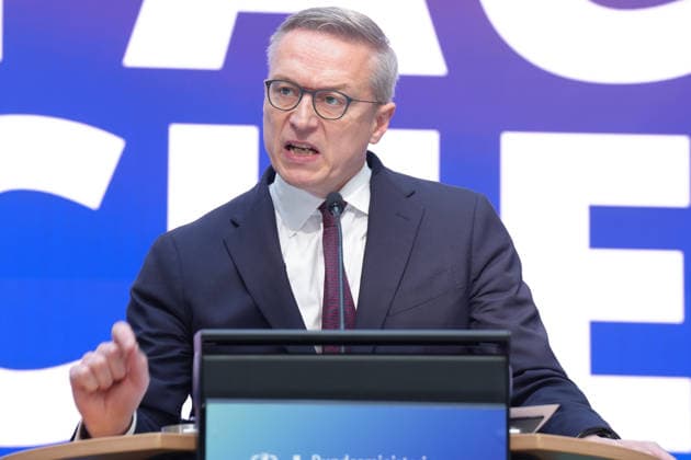Statement by the Federal Minister for Digital Affairs on Government Modernization: Dr. Karsten Wildberger, Minister for Digital Affairs, is pictured reinforcing his remarks with gestures and facial expressions during his statement on the Cabinet’s decision regarding the report on one year of government modernization, Berlin, October 7, 2026, Berlin, Berlin, Germany