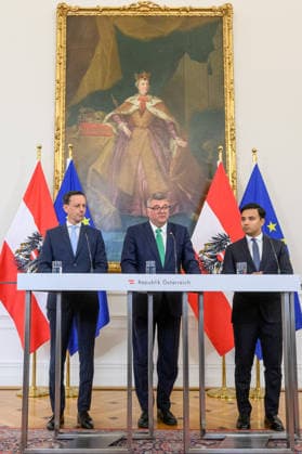 photonews in Vienna, October 7, 2026 Council of Ministers at the Federal Chancellery PHOTO ÖVP parliamentary group leader Ernst Gödl, Jörg Leichtfried, SPÖ State Secretary at the Ministry of the Interior, and Yannick Shetty, NEOS parliamentary group member, at the press reception following the Council of Ministers Press reception after the Council of Ministers Minister, Government, Domestic Policy Council of Min