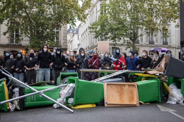 Students Demonstration outside Science Po Paris Students on Boulevard Saint Germain during a demonstration outside Science Po in Paris, France on October 7 2026 in support of high school students. Photo by Eliot Blondet ABACAPRESS.COM Paris France  Copyright: xBlondetxEliot ABACAx