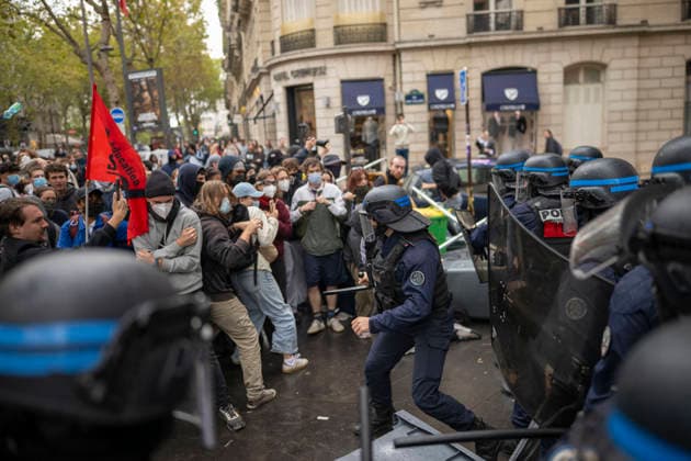Students Demonstration outside Science Po Paris Students and policemen on Boulevard Saint Germain during a demonstration outside Science Po in Paris, France on October 7 2026 in support of high school students. Photo by Eliot Blondet ABACAPRESS.COM Paris France  Copyright: xBlondetxEliot ABACAx
