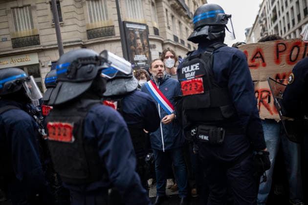 Students Demonstration outside Science Po Paris La France Insoumise - Nouveau Front Populaire s LFI MP Thomas Portes, students and policemen on Boulevard Saint Germain during a demonstration outside Science Po in Paris, France on October 7 2026 in support of high school students. Photo by Eliot Blondet ABACAPRESS.COM Paris France  Copyright: xBlondetxEliot ABACAx