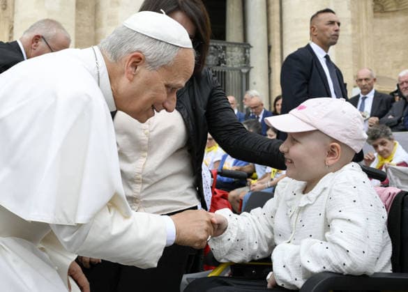 Pope Leo XIV Leads The General Audience - Vatican Pope Leo XIV greets a sick child during the weekly general audience in Saint Peter’s square, Vatican on October 7, 2026. Photo by (EV) Simone Risoluti Vatican Media ABACAPRESS.COM Rome  Copyright: xABACAx