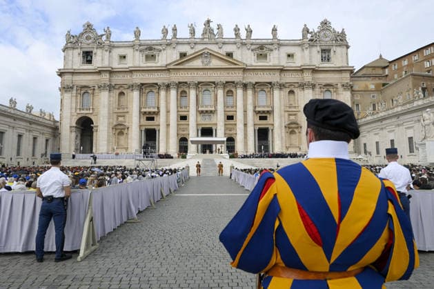 Pope Leo XIV Leads The General Audience - Vatican Pope Leo XIV attends the weekly general audience in Saint Peter’s square, Vatican on October 7, 2026. Photo by (EV) Simone Risoluti Vatican Media ABACAPRESS.COM Rome  Copyright: xABACAx