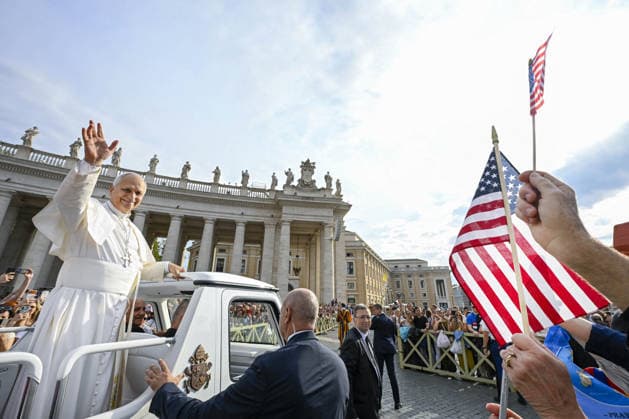 Pope Leo XIV Leads The General Audience - Vatican Pope Leo XIV greets people carrying an American flag during the weekly general audience in Saint Peter’s square, Vatican on October 7, 2026. Photo by (EV) Matteo Pernaselci Vatican Media ABACAPRESS.COM Rome  Copyright: xABACAx