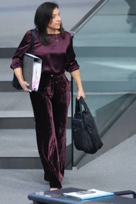German Bundestag, 98th Plenary Session: Katherina Reiche, Federal Minister of Economy and Energy, with a thick folder under her arm, on her way to the government bench during the 98th session of the German Bundestag in Berlin, October 7, 2026, Berlin, Germany