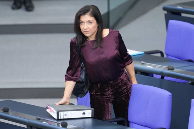 German Bundestag, 98th Plenary Session: Katherina Reiche, Federal Minister of Economic Affairs and Energy, on her way to her seat on the government bench during the 98th session of the German Bundestag in Berlin, October 7, 2026, Berlin, Germany