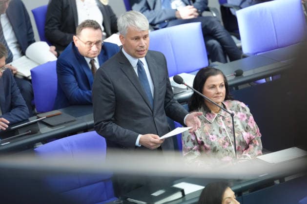 German Bundestag, 98th Plenary Session: A Profile of Transportation Minister Steffen Bilger. The minister answers questions from members of parliament from his seat on the government bench during the questioning of the federal government at the 98th session of the German Bundestag in Berlin, October 7, 2026, Berlin, Berlin, Germany