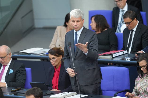 German Bundestag, 98th Plenary Session: Transportation Minister Steffen Bilger answers questions from members of parliament with expressive facial expressions and gestures from his seat on the government bench during the questioning of the federal government at the 98th session of the German Bundestag in Berlin, October 7, 2026, Berlin, Berlin, Germany