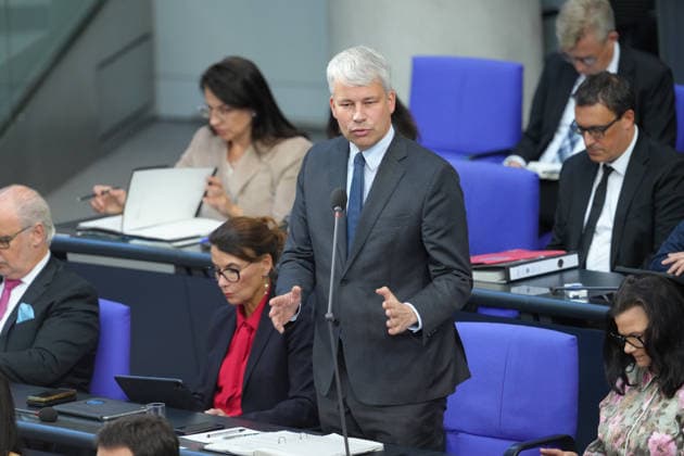 German Bundestag, 98th Plenary Session: Transportation Minister Steffen Bilger answers questions from members of parliament with expressive facial expressions and gestures from his seat on the government bench during the questioning of the federal government at the 98th session of the German Bundestag in Berlin, October 7, 2026, Berlin, Berlin, Germany