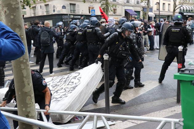 Student blockade near Sciences Po Paris PARIS, FRANCE - OCTOBER 7: A heavy police presence is deployed at the scene as students denounce conditions in the education system and express solidarity with mobilized high school students in Paris, France, on October 7, 2026. Students gather behind makeshift barricades made of trash bins and metal barriers near Sciences Po Paris as part of ongoing mobilization linked to the broader high school and university protest movement. Umit Donmez Anadolu Paris France. Editorial use only. Please get in touch for any other usage.  Copyright: x2026xAnadoluxUmitxDonmezx