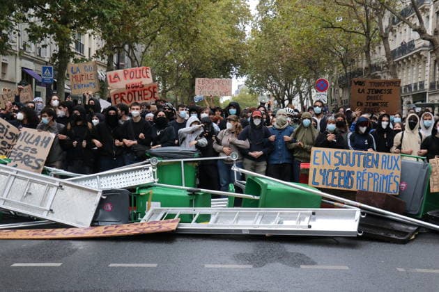 Student blockade near Sciences Po Paris PARIS, FRANCE - OCTOBER 7: Students gather behind makeshift barricades made of trash bins and metal barriers near Sciences Po Paris as part of ongoing mobilization linked to the broader high school and university protest movement in Paris, France, on October 7, 2026. A heavy police presence is deployed at the scene as students denounce conditions in the education system and express solidarity with mobilized high school students. Umit Donmez Anadolu Paris France. Editorial use only. Please get in touch for any other usage.  Copyright: x2026xAnadoluxUmitxDonmezx