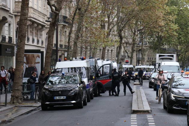 Student blockade near Sciences Po Paris PARIS, FRANCE - OCTOBER 7: A heavy police presence is deployed at the scene as students denounce conditions in the education system and express solidarity with mobilized high school students in Paris, France, on October 7, 2026. Students gather behind makeshift barricades made of trash bins and metal barriers near Sciences Po Paris as part of ongoing mobilization linked to the broader high school and university protest movement. Umit Donmez Anadolu Paris France. Editorial use only. Please get in touch for any other usage.  Copyright: x2026xAnadoluxUmitxDonmezx