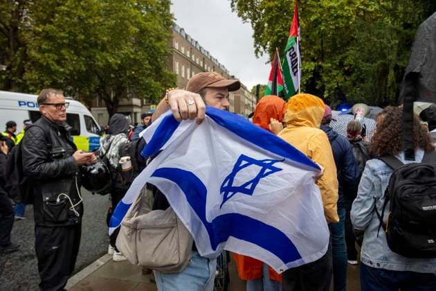 Pro-Israel Counter-Protest Disrupts Pro-Palestine Student March Russell Square, London, October 7, 2026 A pro-Palestine student march travelled from Lincoln™s Inn Fields towards Russell Square, where pro-Israel counter-protesters gathered with Israeli flags and placards. The counter-protest disrupted the student demonstration as police maintained a presence and kept the two groups separated., Credit:Zak Irfan Avalon  Copyright: xZakxIrfanx xAvalonx 1141227608